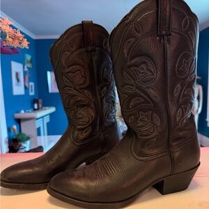 Women’s Ariat cowboy boots